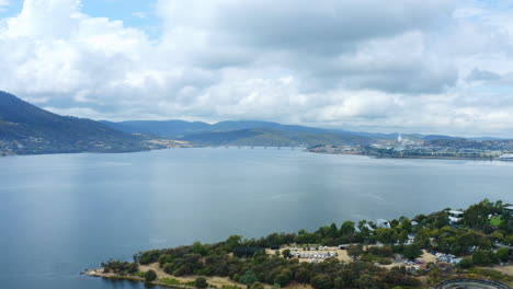 Malerische-Drohnenüberführung,-Ikonischer-Hobart-Fluss-Und-Blick-Auf-Die-Berge,-Tasmanien,-Australien,-4K-Luftaufnahme