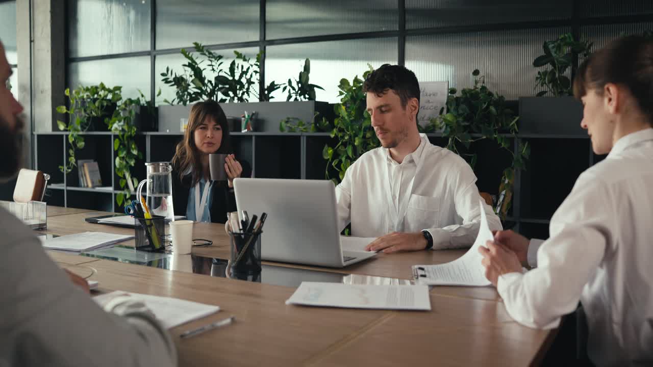 Riunione d'affari in un ufficio moderno