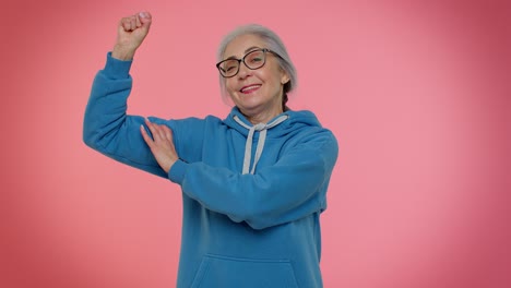 anciana anciana mujer mostrando bíceps, pareciendo confiada sintiendo poder fuerza para luchar por los derechos