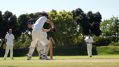 Feldspieler-Wirft-Während-Eines-Cricket-Spiels-Den-Ball-Zum-Wicket-Keeper