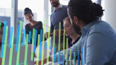 animación del procesamiento de datos estadísticos contra un equipo de diversos colegas discutiendo en la oficina