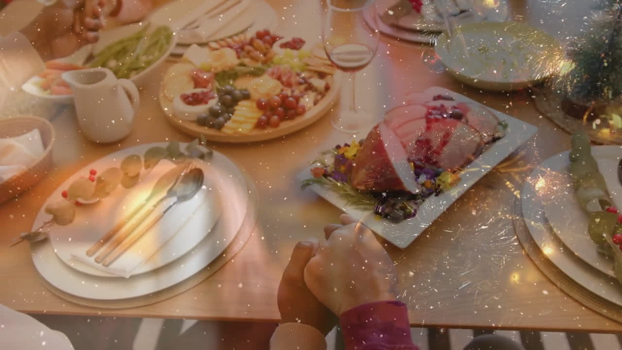 animación de puntos de luz sobre diversos amigos mayores diciendo gracias en navidad en casa