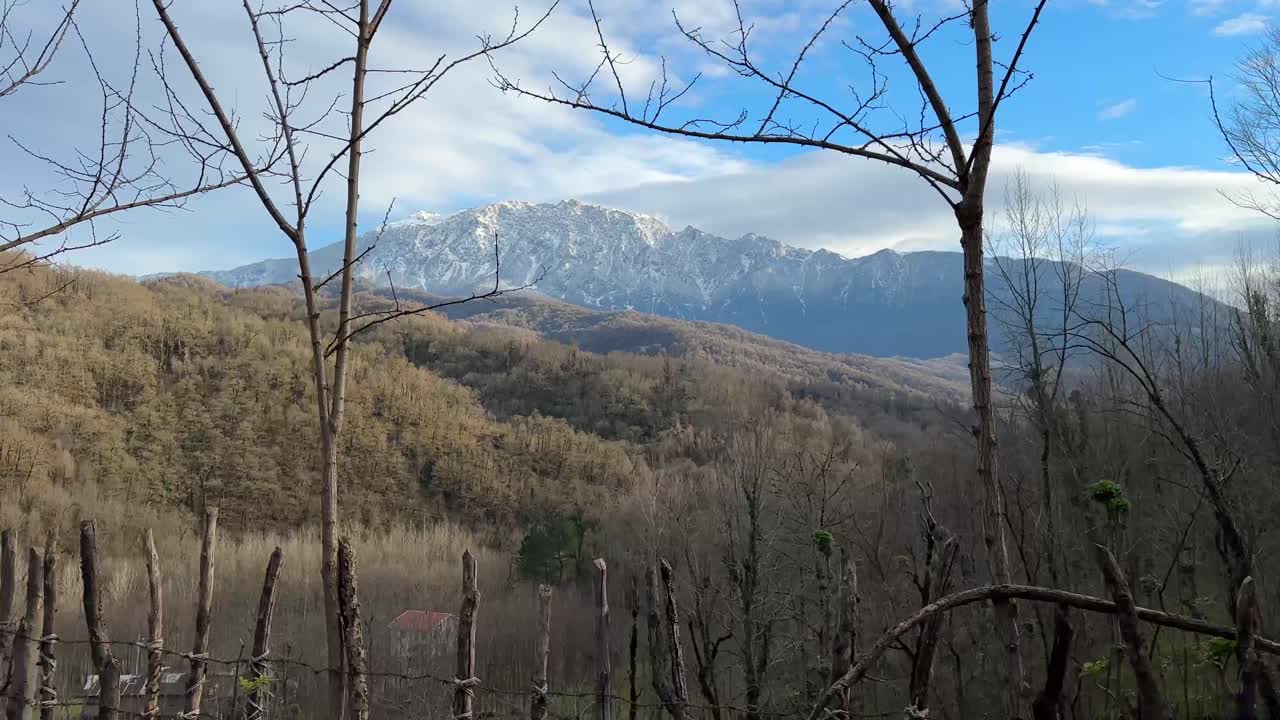 conducir en el campo de la aldea del bosque fuera de carretera paisaje de montaña de la montaña maravillosa cubierta de nieve en invierno bosques colinas atracción de la naturaleza hyrcanian viajar a la aldea pacífica cielo azul nubes blancas