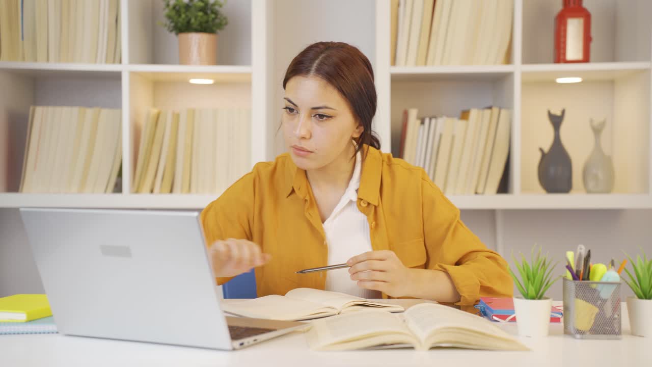 Kvinnelig student som forsker