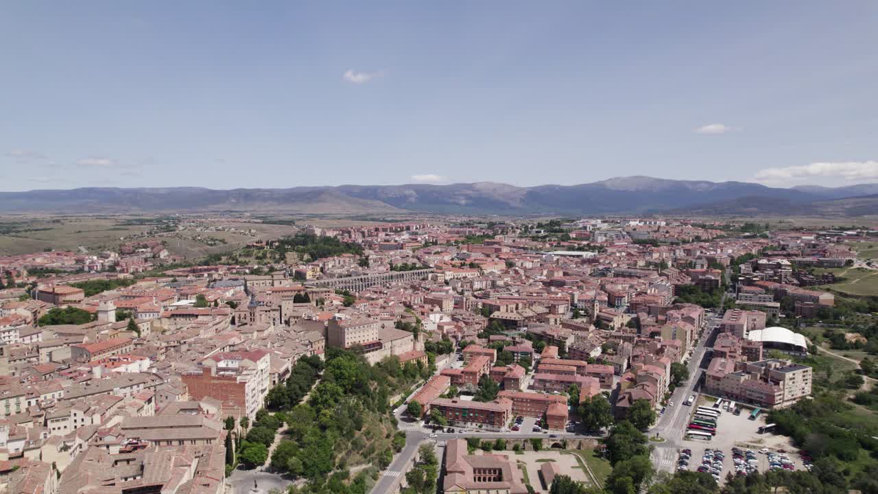 aerial: paisaje de la ciudad de segovia en un día soleado, mostrando su belleza