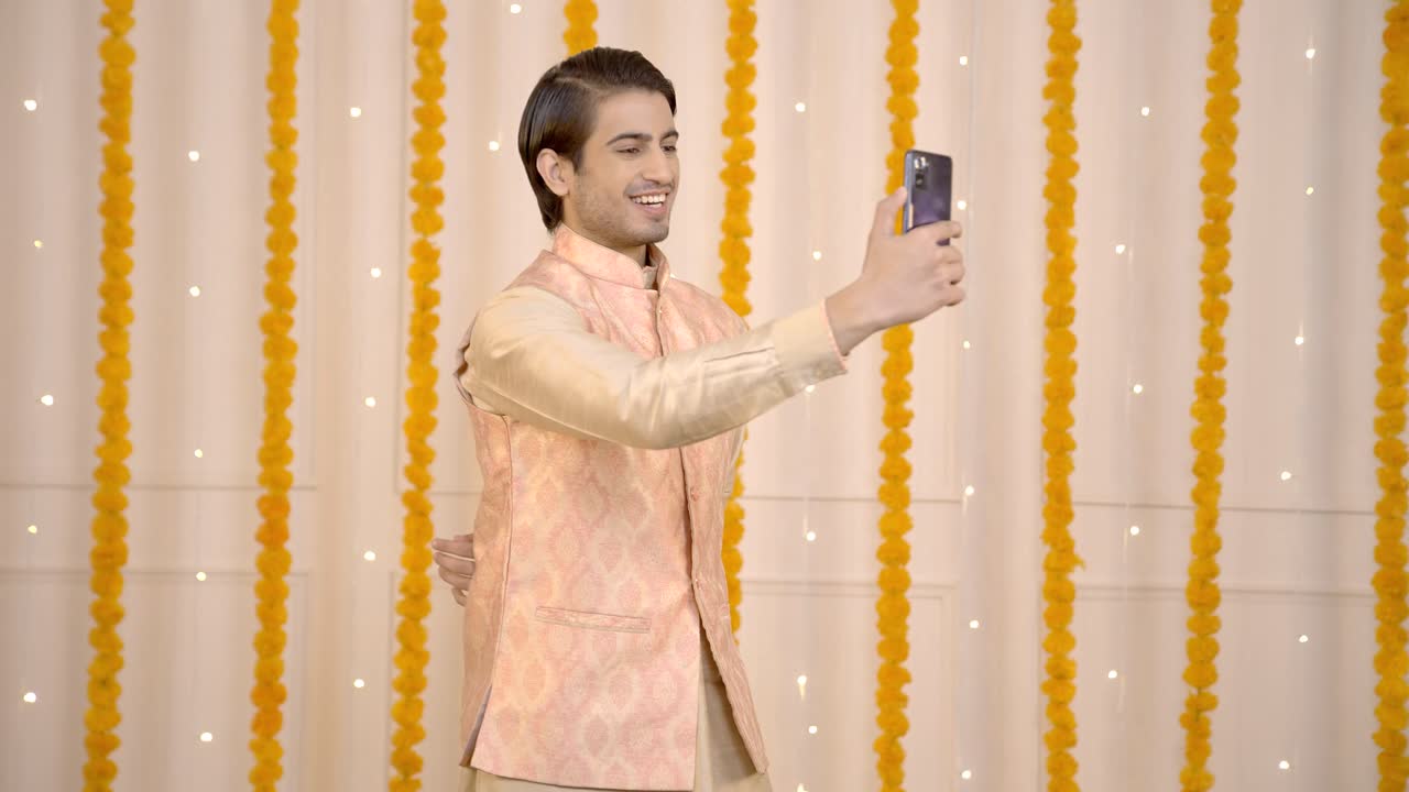 Uomo che si scatta selfie