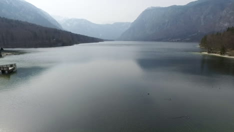 volando hacia atrás sobre el lago bohinj, eslovenia