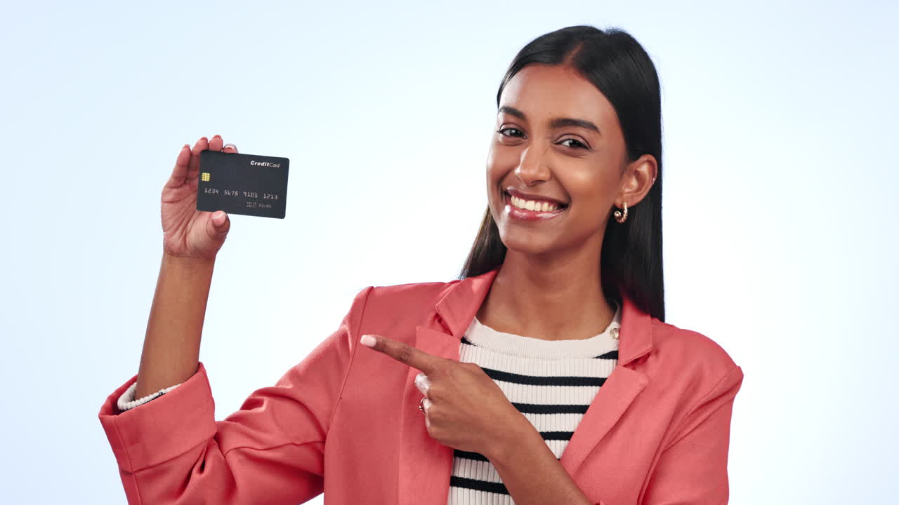 el rostro de una mujer feliz, señalando