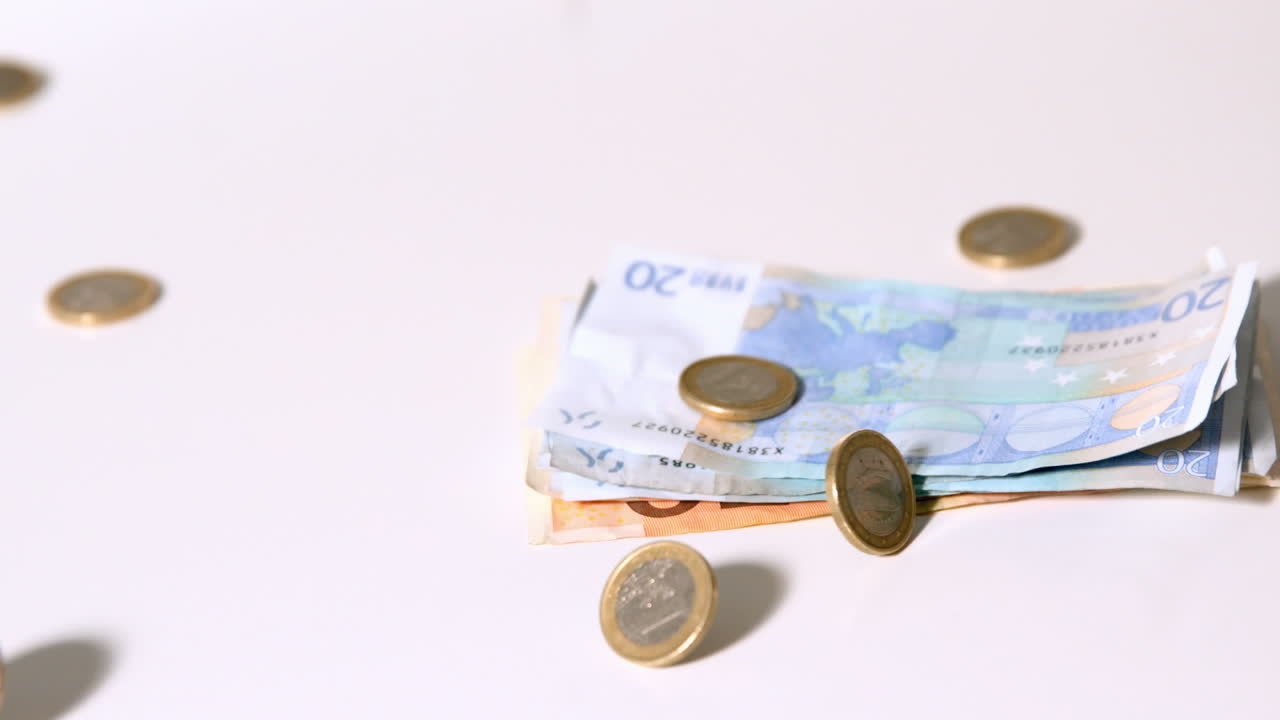 caída de las monedas y billetes de euro