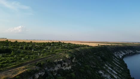 Toma-Estática-De-Drones-De-Esplendor-Natural-Donde-Las-Verdes-Colinas-Se-Encuentran-Con-El-Suave-Río-Dniéster,-4k