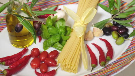 Espaguetis-De-Pasta-Con-Tomate,-Ajo,-Aceite-De-Oliva-Y-Guindilla