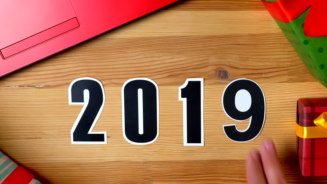 일러스트레이션: 새해, 남성 손이 테이블 위에 놓여 2018 년, 2019 년 변경