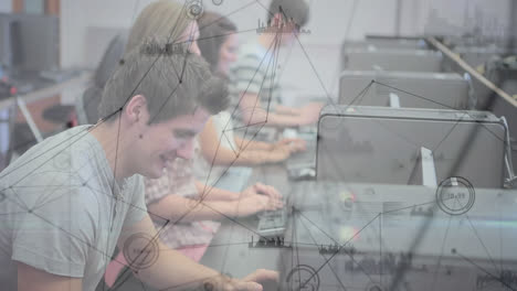 animación de estudiantes sentados en escritorios a través de una red de conexiones, procesamiento de datos en el fondo.