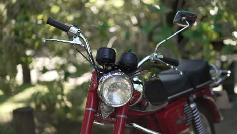 una motocicleta de época roja vista delantera - de cerca