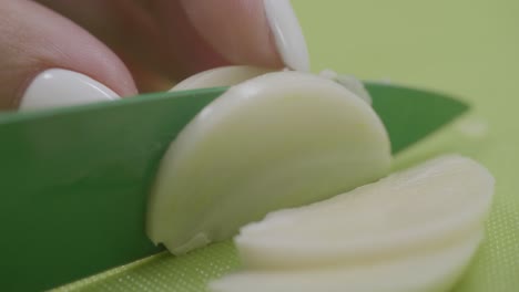 slicing garlic