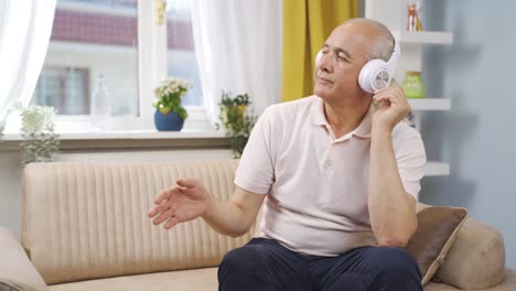 un viejo infeliz escuchando música con auriculares.