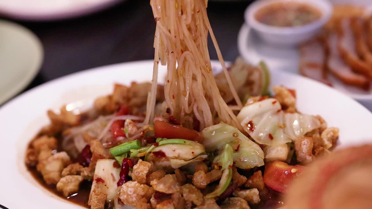 맛있는 태국 음식이 준비되고 제공되고 있습니다.