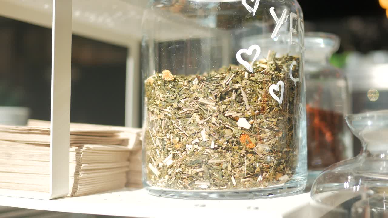 un frasco de té verde de hojas sueltas