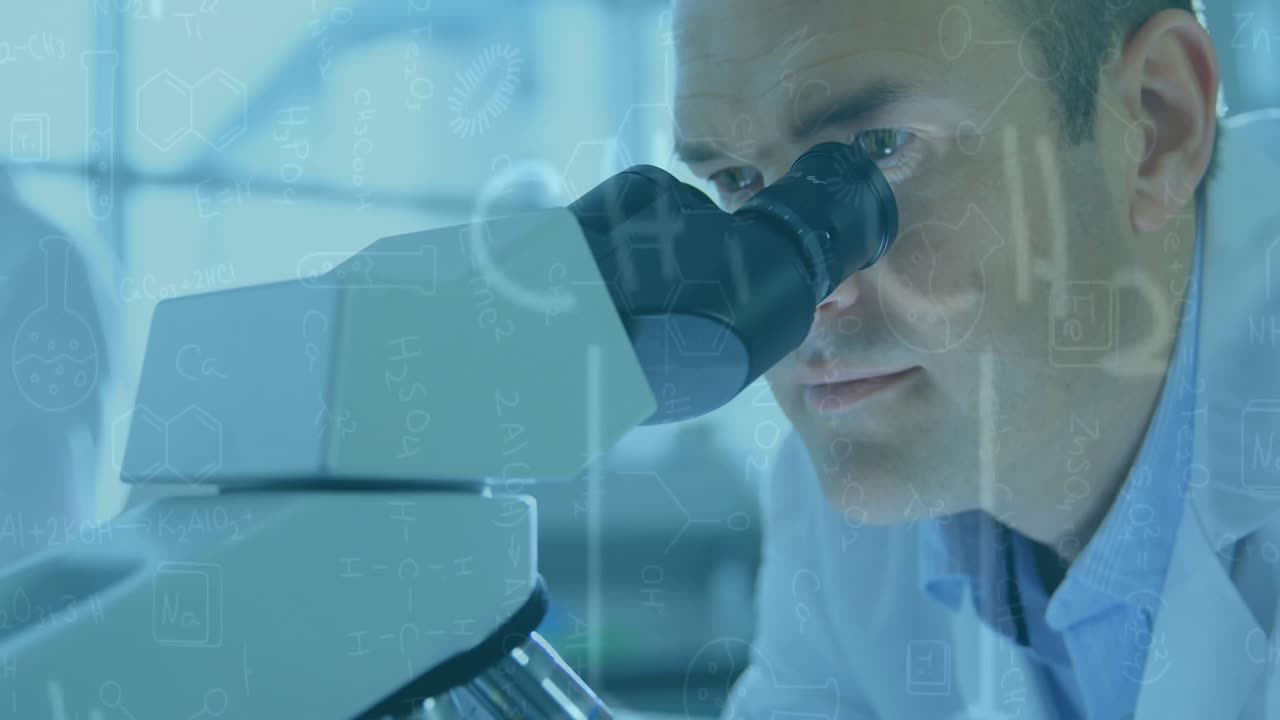 Animation von chemischen wissenschaftlichen Daten über einem männlichen Wissenschaftler am Mikroskop.