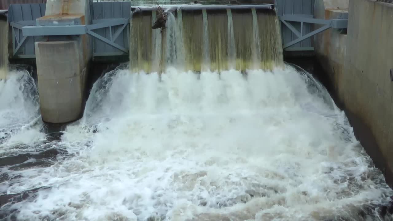 썬더미스트 폭포, 운소켓 폭포 댐, 프로비던스, 로드 아일랜드, 블랙스톤 강에서의 물 난기류