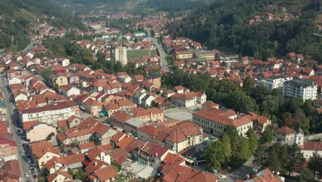 Ciudad-Serbia-En-La-Ladera-De-La-Montaña-Golija,-Vista-Aérea