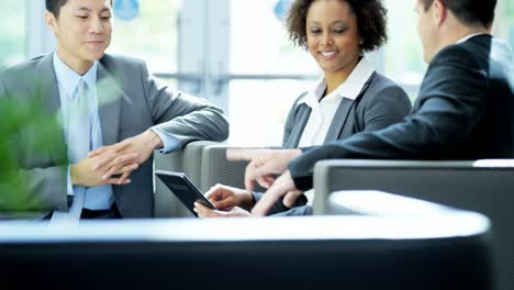 jóvenes empresarios multiétnicos de la ciudad tableta inalámbrica
