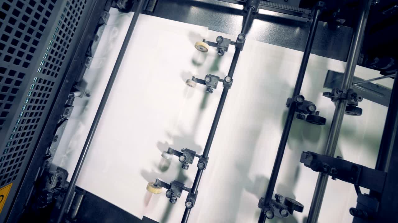 여러 개의 종이 조각을 하나씩 이동하는 기계 도구의 상단 뷰