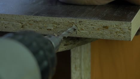 perforación de un agujero en tablero de astillas