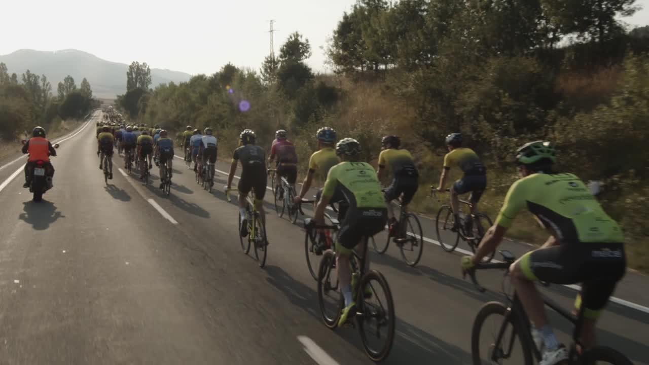 큰 오토바이에서 추적 샷