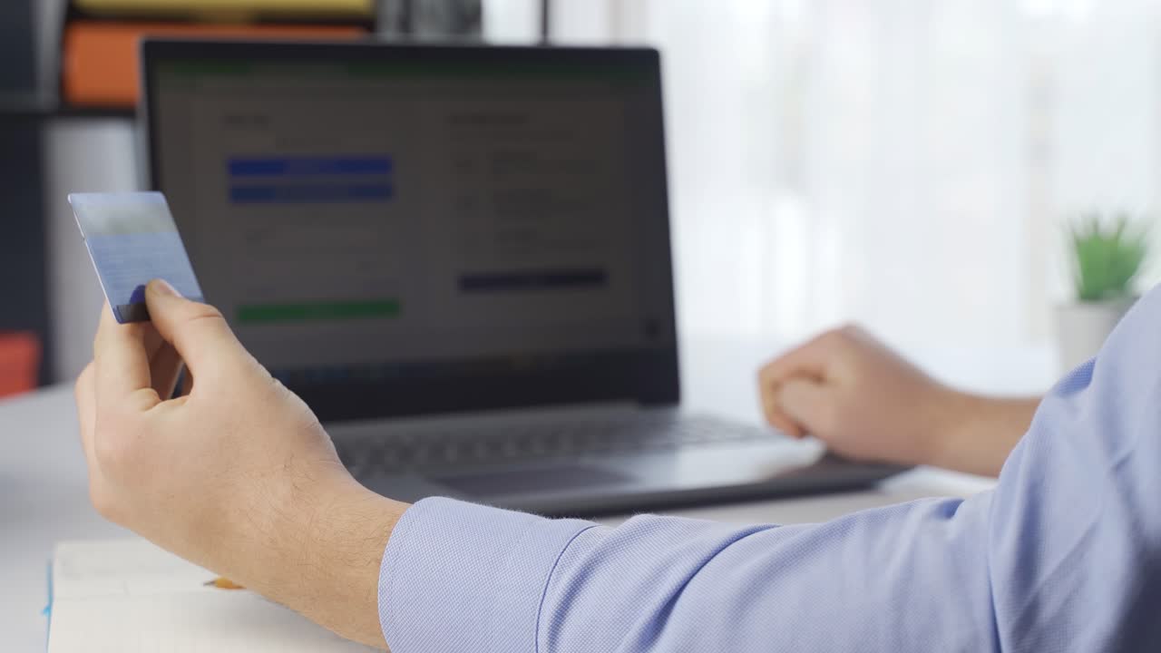 el hombre usa tarjeta de crédito para comprar en línea.