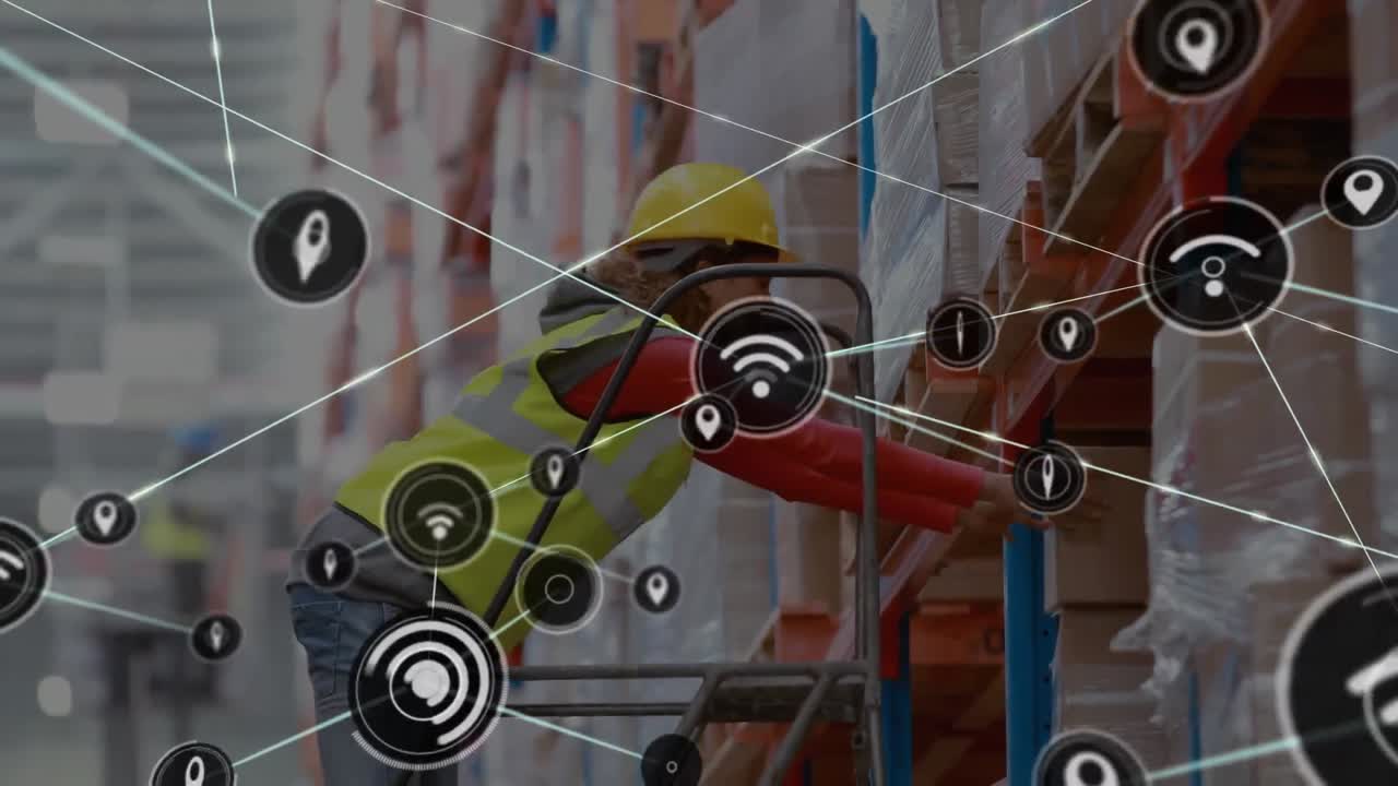 animación de una red de iconos sobre una trabajadora biracial subiendo escaleras para mantener una caja en el estante.