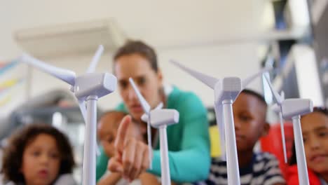 Windmühle-Dreht-Sich-Auf-Einem-Schreibtisch-Im-Klassenzimmer-4k