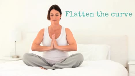 mujer caucásica haciendo yoga en casa con palabras aplanan la curva durante la pandemia de coronavirus