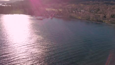 Toma-Aérea-Sobre-Loch-Lomond-En-Escocia-Filmando-Lujuria-Durante-La-Hora-Dorada