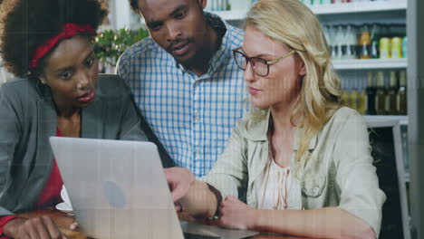 animación del procesamiento de datos financieros sobre diversas personas de negocios que usan computadoras portátiles