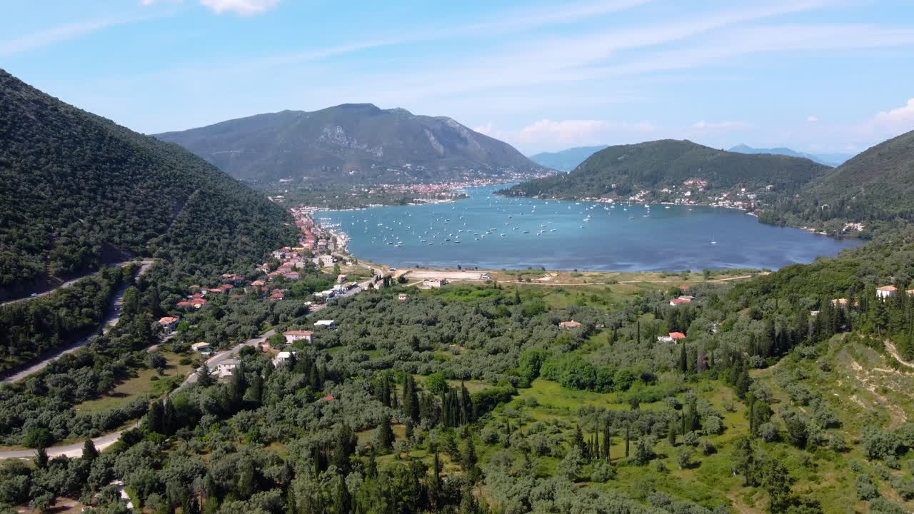 Revelação Aérea Ascendente da Baía de Nidri, Lefkada, Grécia
