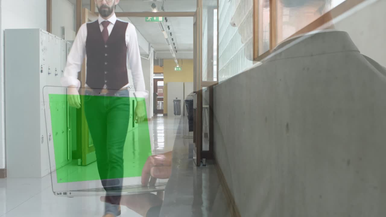사무실 복도 에서  ⁇ 고 있는 사업가 위 에 녹색 스크린 을 가진 노트북 을 사용하는 사업가 의 애니메이션