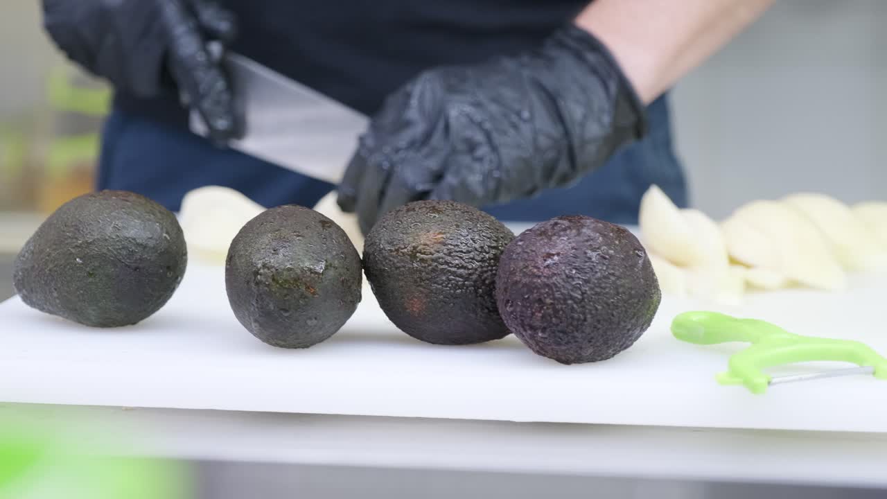 테이블 위 에 아보카도 조각 을 조리