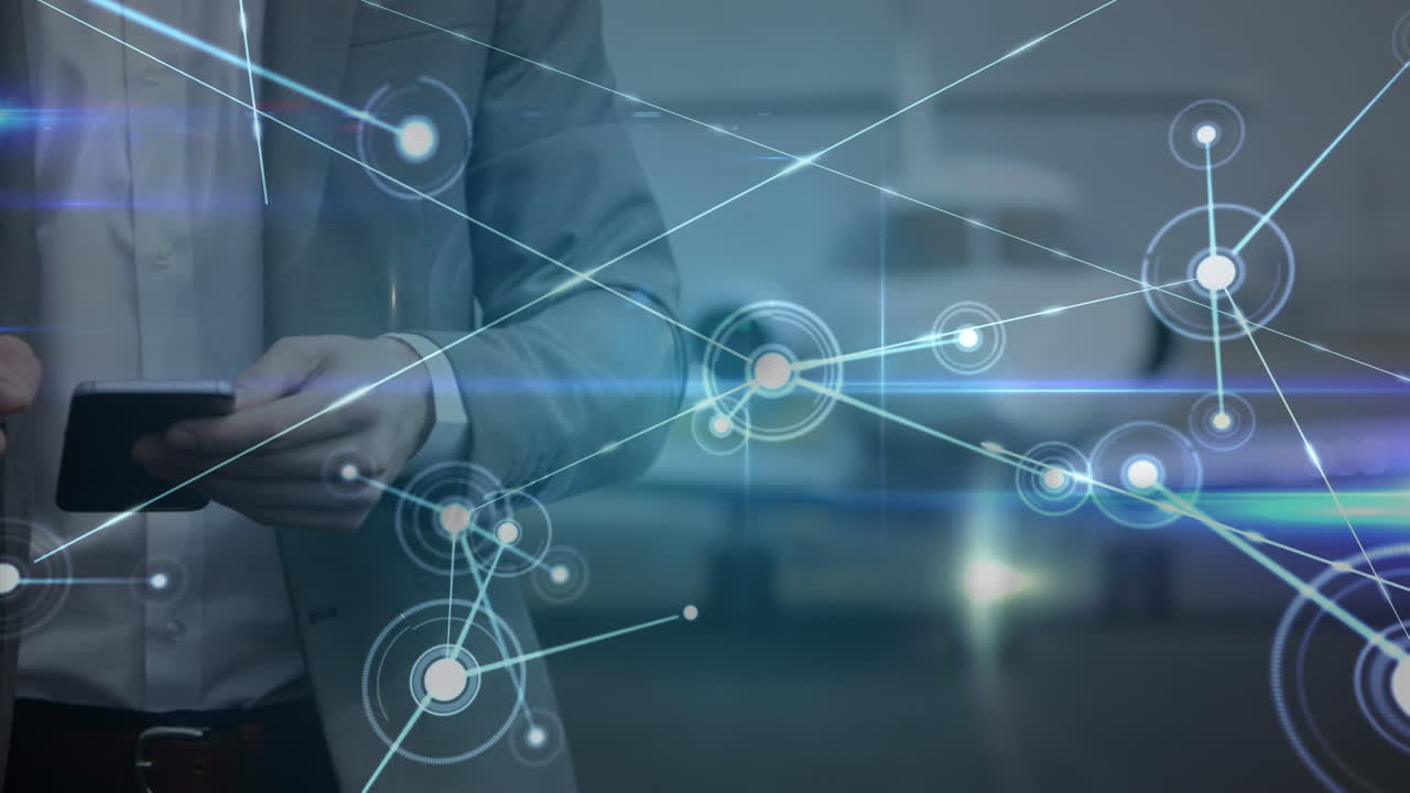 animación del procesamiento de datos sobre un empresario caucásico que usa un teléfono inteligente