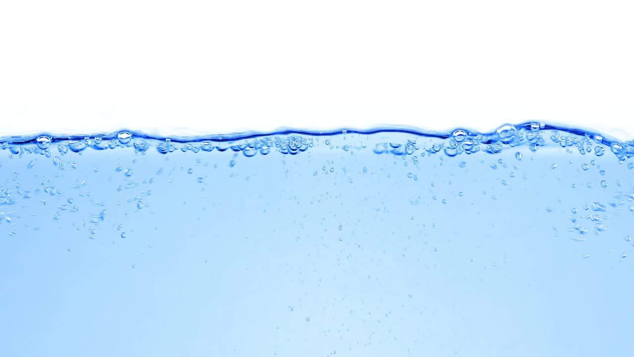 물 속의 많은 거품이 가까이에서, 느린 움직임의 거품과 함께 추상적인 물 파동