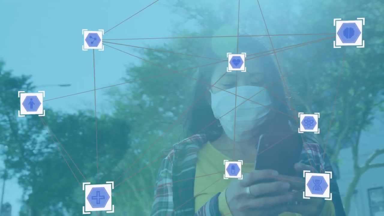 una red de iconos de conexiones contra una mujer que usa una máscara facial usando un teléfono inteligente