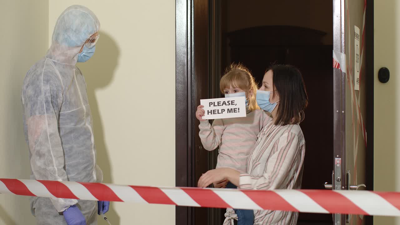 백신을 맞은 의사가 집에 있는 어머니와 딸을 방문하여 코로나바이러스 백신 접종을 제안합니다.