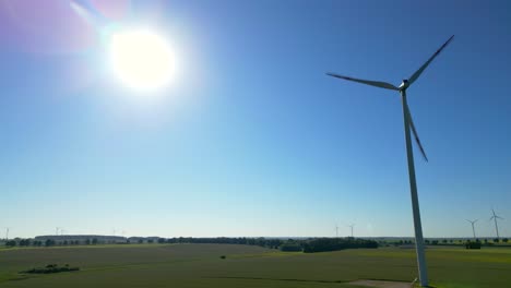 Vista-De-Una-Turbina-Eólica-Vista-A-Plena-Luz-Del-Sol,-Fuentes-De-Energía-Renovables