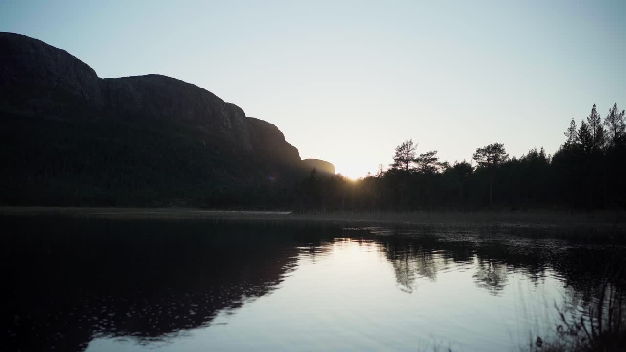 hildremsvatnet, trondelag, 노르웨이 - 저녁 에 호수 의 그림 같은 풍경 - 넓은
