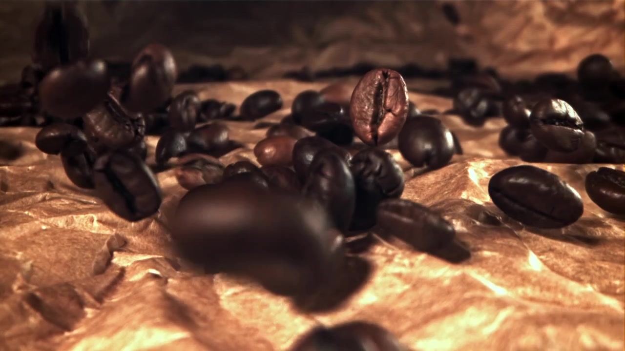 Chicchi di caffè che cadono al rallentatore su carta marrone accartocciata