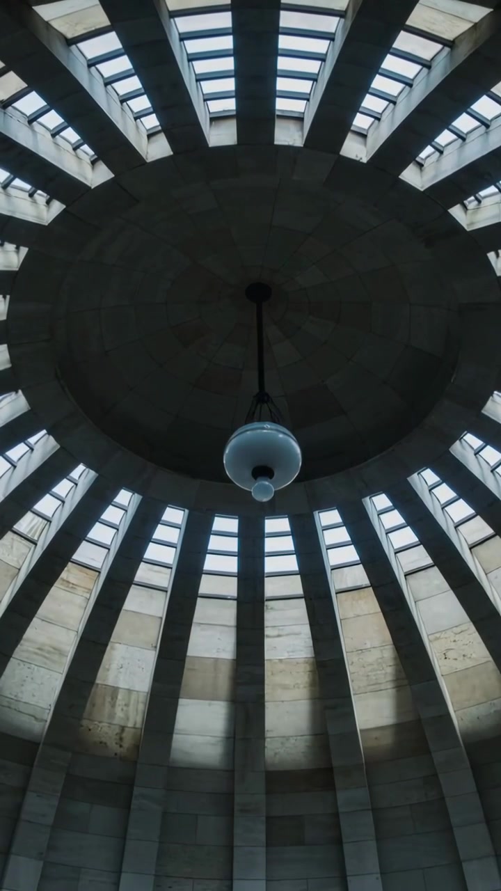 Video verticale: Telecamera panoramica che segue i cambiamenti del lucernario, mostrando la lampada centrale e le nervature nella cupola.