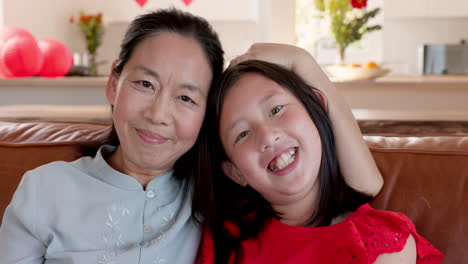 Family,-smile-and-happiness-in-China-home