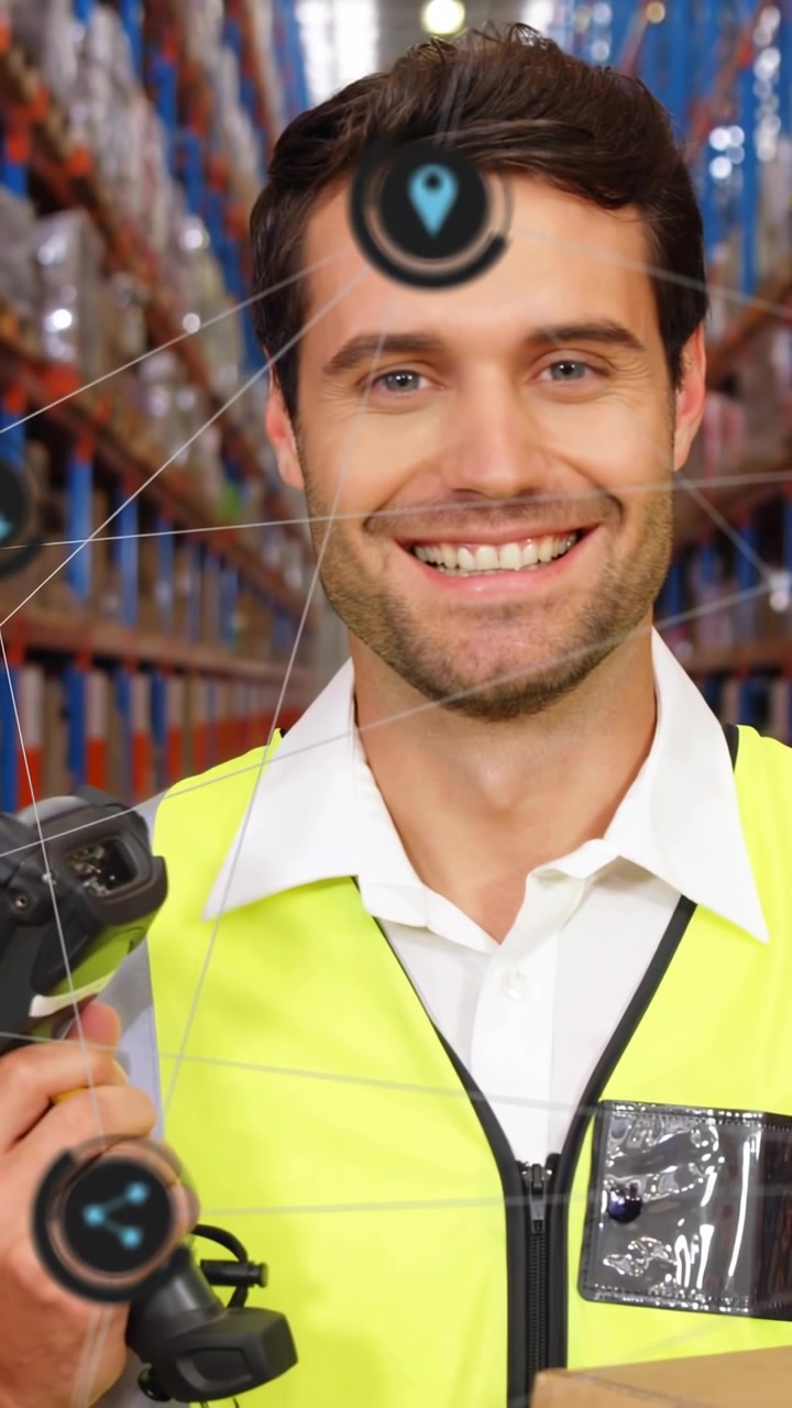 Hombre con chaleco de alta visibilidad sosteniendo una caja y un escáner de mano en un pasillo de almacén, con iconos de UI.