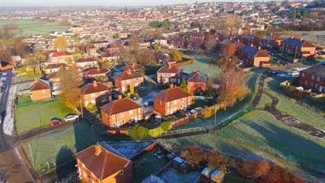 la vista de invierno del ojo de drone captura el típico desarrollo de viviendas de propiedad del consejo urbano del reino unido de dewsbury moor estate con casas adosadas de ladrillo rojo y el industrial yorkshire