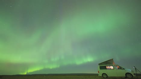 Ein-Kleiner-Van-Mit-Offenem-Dachzelt-Unter-Dem-Herrlichen-Polarlichthimmel